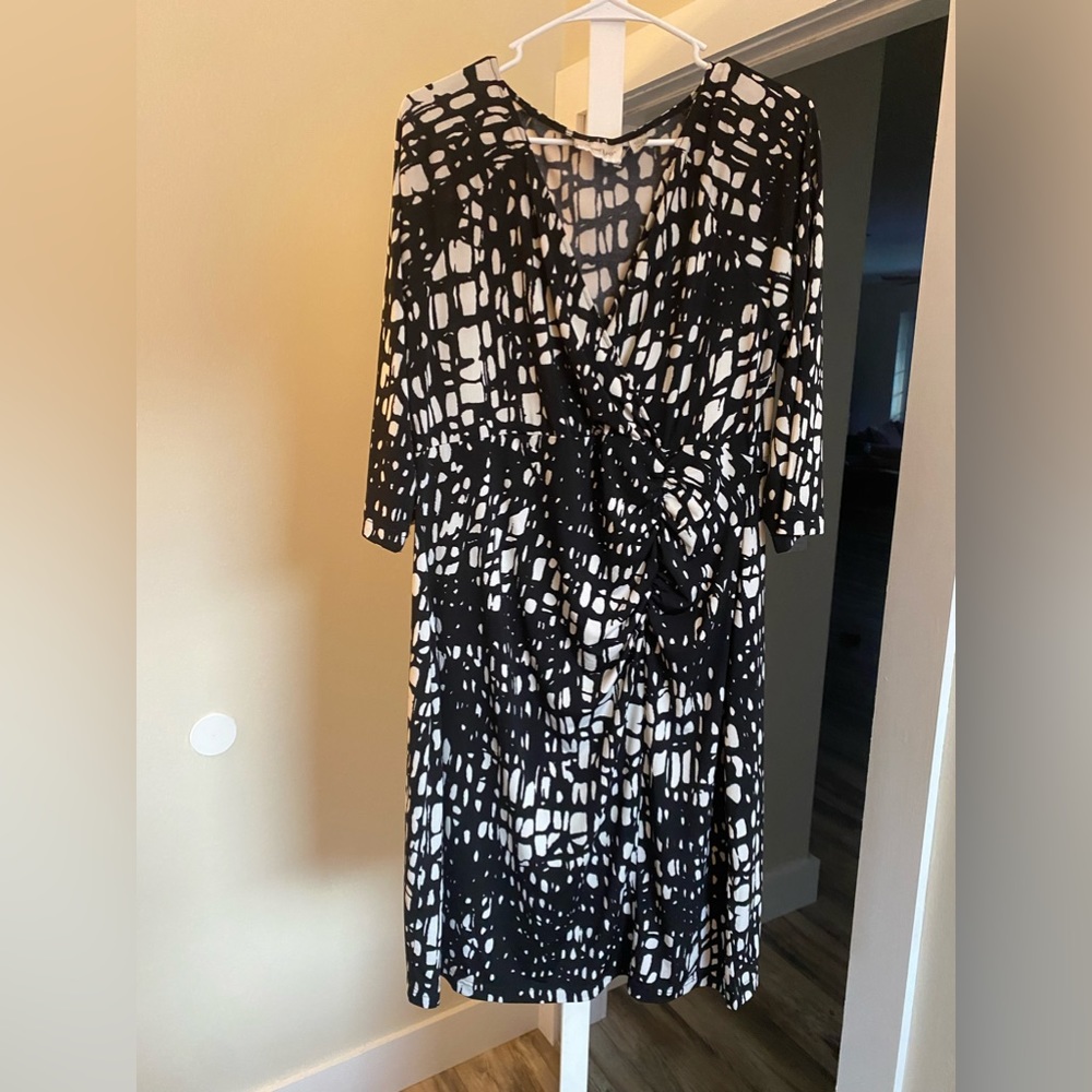Avenue black and white dress. Size 14/16